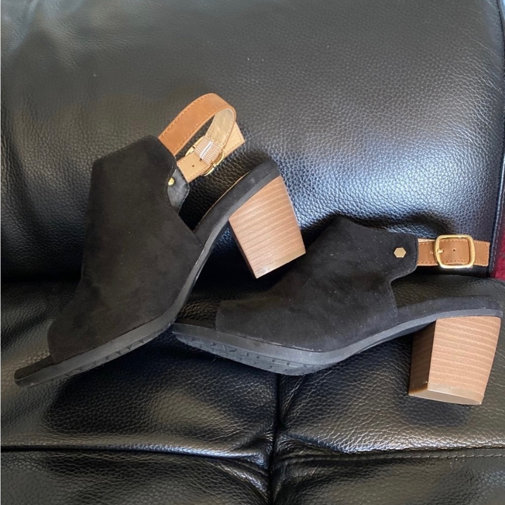 Woman’s Croft and barrow open toe shoes size 6.5 black.